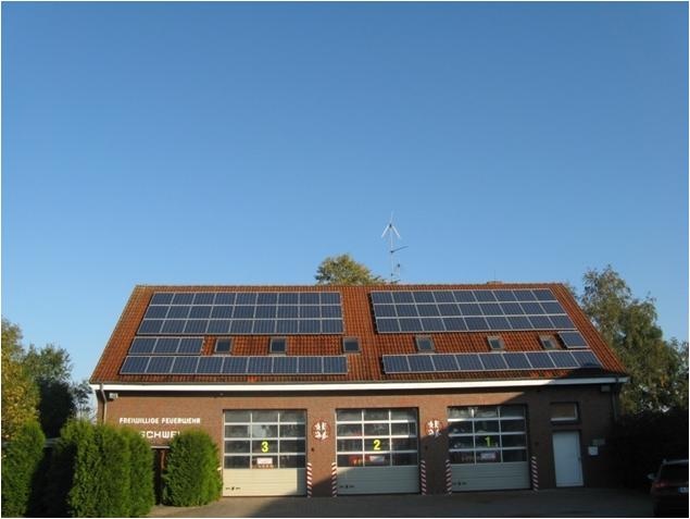 Solaranlage auf dem Dach der freiwilligen Feuerwehr Schwei