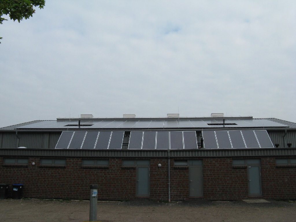 Solaranlage auf dem Dach der Turn- und Sporthalle in Schwei